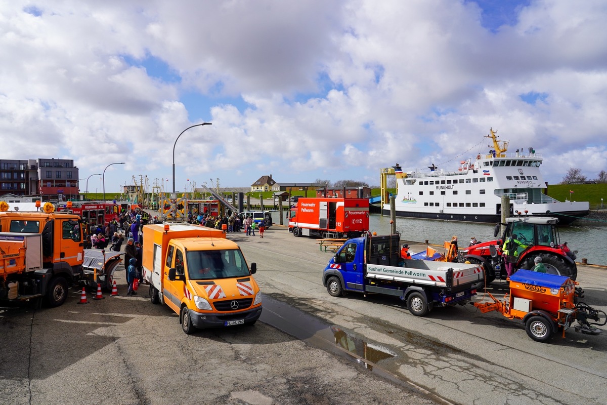 Pellworm, Schleswig-Holstein: Erster Blaulichttag zieht viele Besucher an