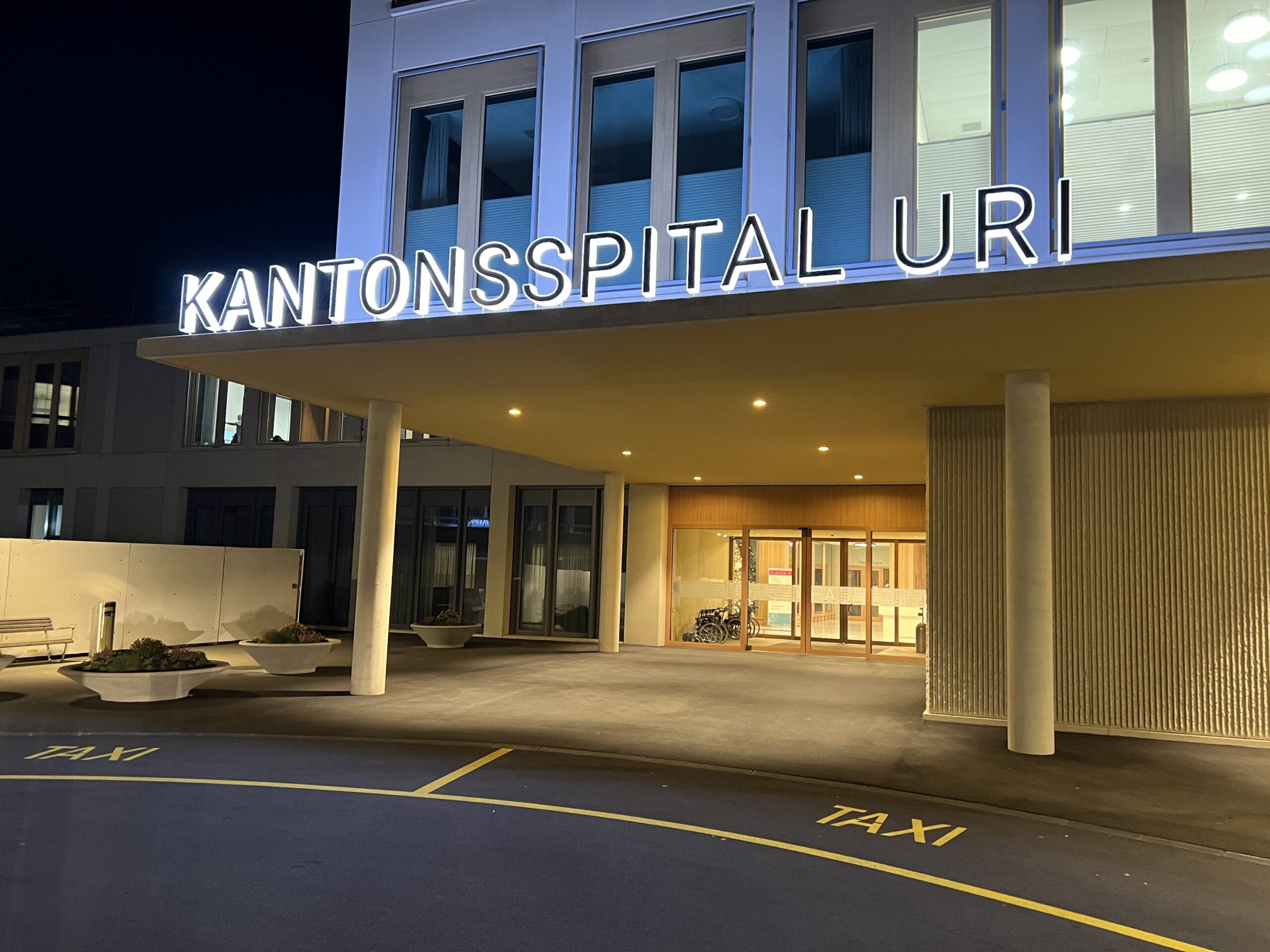 Wassen UR: Frau stürzt bei Reinigungsarbeiten 2,5 Meter in die Tiefe