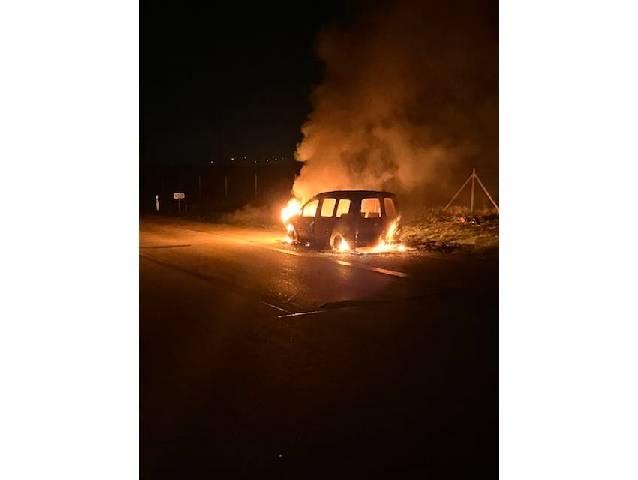 Cuxhaven, Niedersachsen: Feuerwehr löscht Fahrzeugbrand auf Autobahn