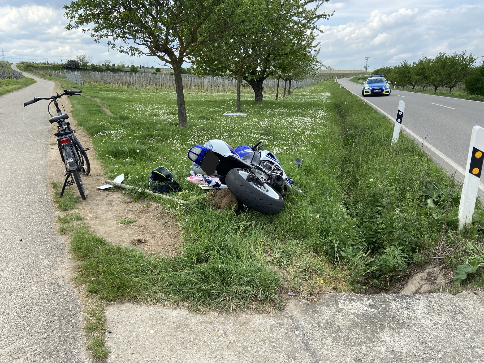 Laumersheim, RLP: Schwerer Crash – Motorrad erfasst abbiegenden Pedelecfahrer