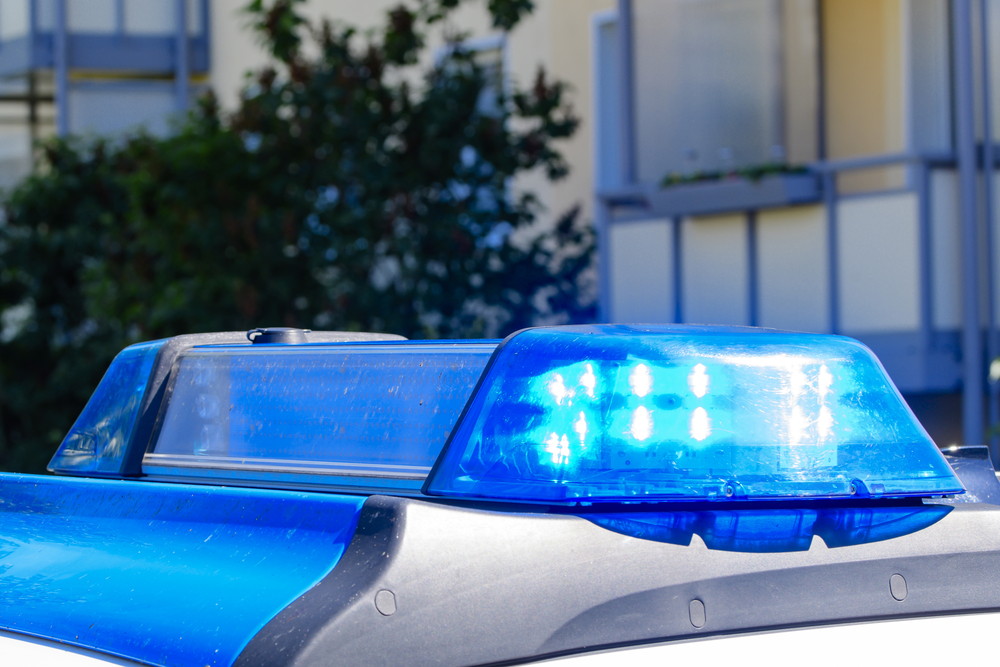 Berlin: Unbekannte werfen Steine auf Streifenwagen – Beamter verletzt