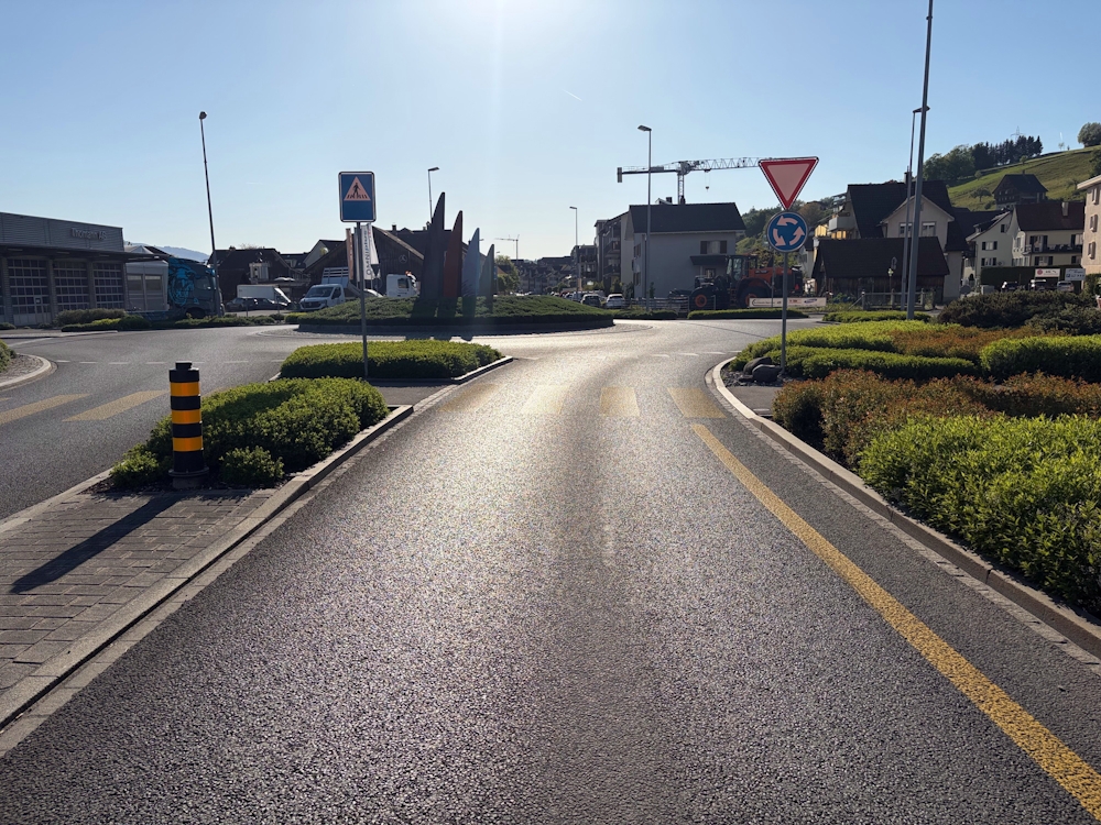 Schmerikon SG: Auto erfasst Velofahrer im Kreisel – Mann nach Kollision verletzt