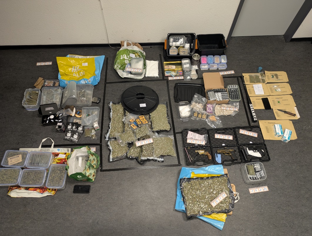 Köln, NRW: Dealer festgenommen – Polizei findet Drogen, Bargeld und Waffen