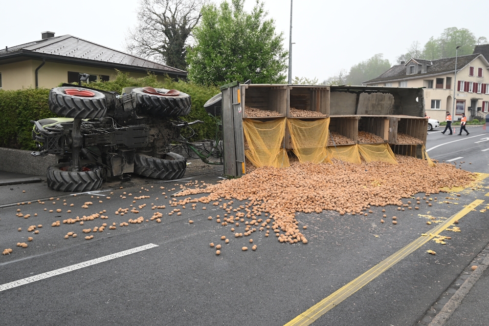 Sevelen SG: Traktor kippt um – Kartoffelladung landet auf der Hauptstrasse
