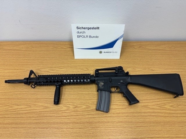 Bunde, Niedersachsen: Mutmaßliches Sturmgewehr in Auto entdeckt