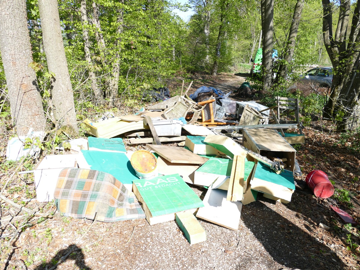 Geislingen an der Steige, Baden-Württemberg: Unbekannte entsorgen Tonnen von Abfall