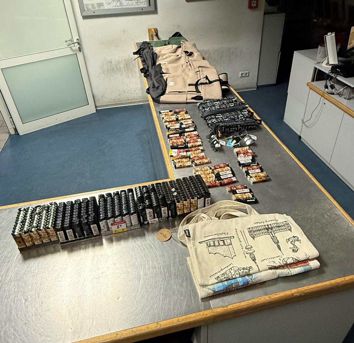 Hamburg: Einbruch am Hauptbahnhof – Polizei schnappt Täter im Laden