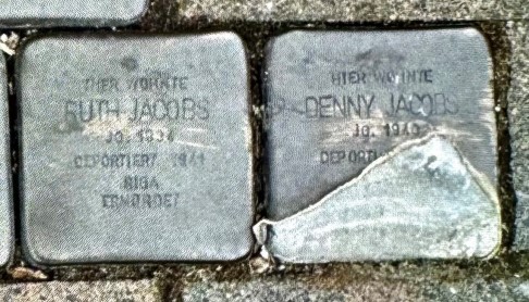 Lingen, Niedersachsen: Stolpersteine vor Bank mutwillig zerkratzt und beschädigt