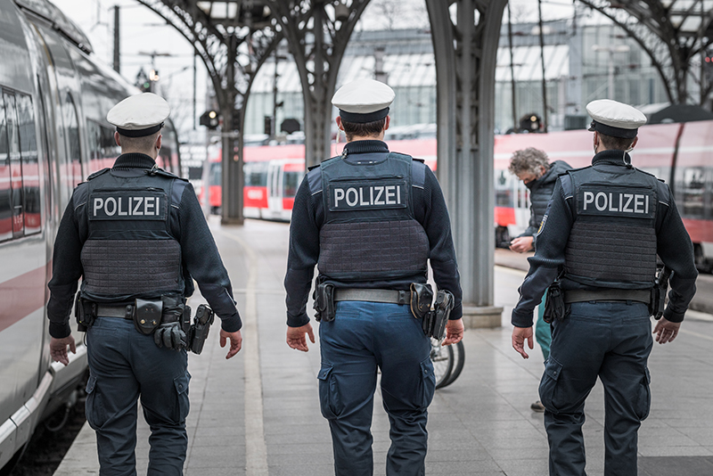 Leipzig/Erfurt, Thüringen: Wütender Fahrgast stoppt ICE – Polizei greift ein
