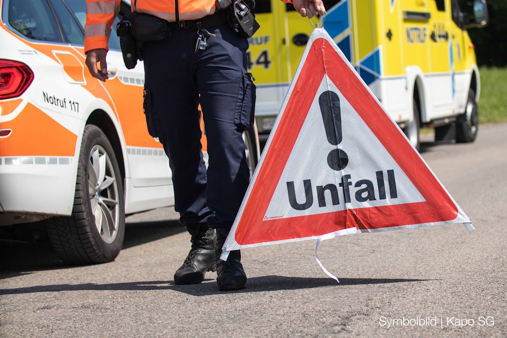 Egg SG: Arbeiter stürzt bei Bauarbeiten über 5 Meter vom Dach – Rega im Einsatz