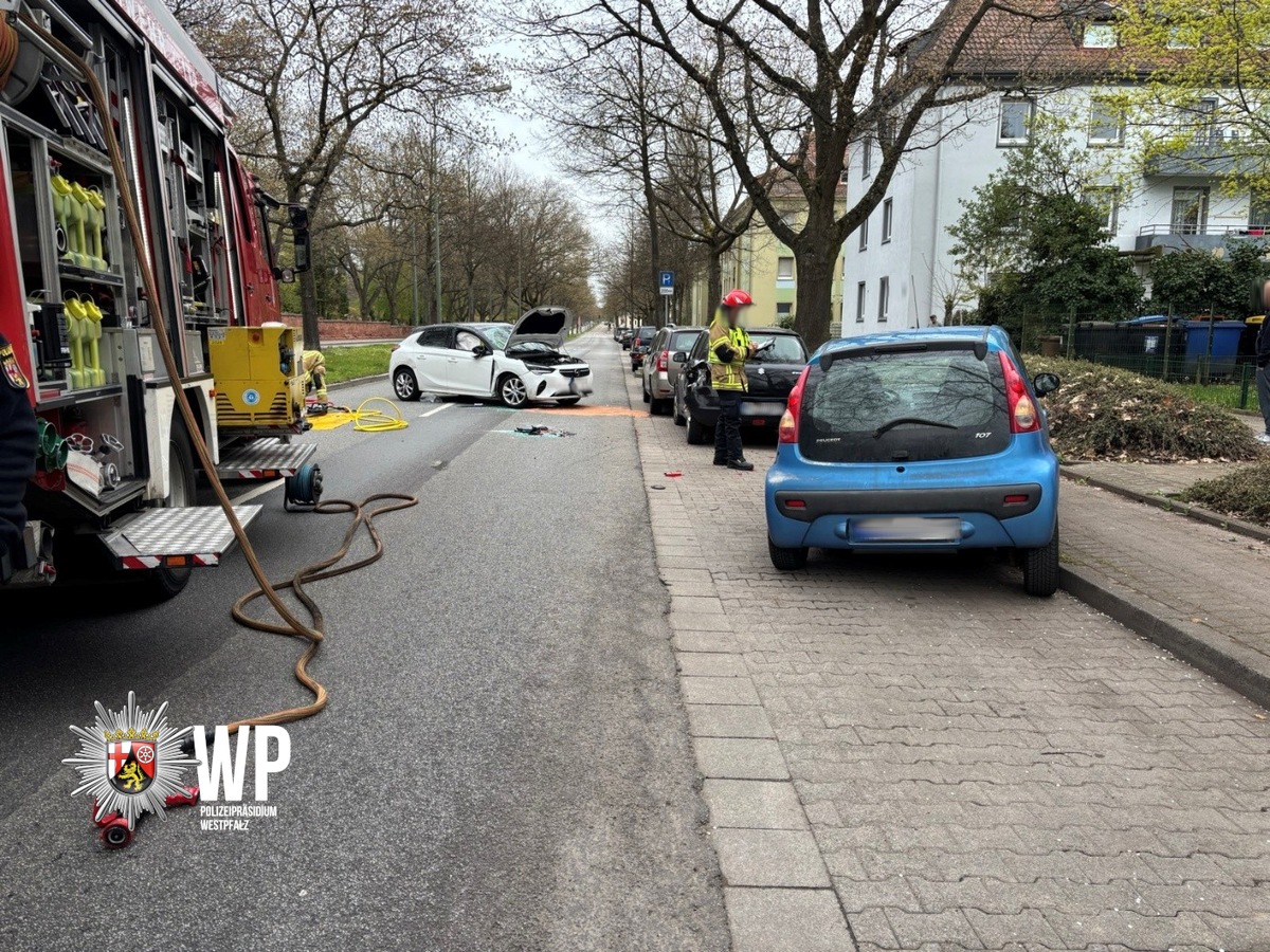 Kaiserslautern, Rheinland-Pfalz: Pkw kollidiert mit mehreren geparkten Autos