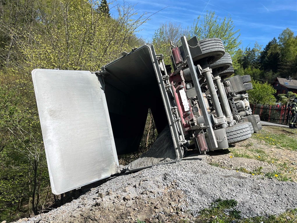 Bergneustadt, Nordrhein-Westfalen: Lkw kippt beim Abladen – Fahrer verletzt