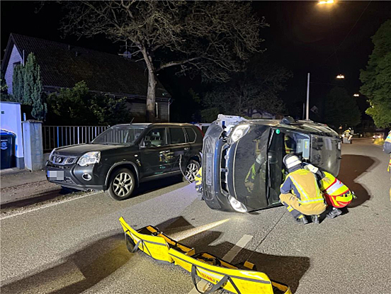 Haan, NRW: Betrunkener Fahrer kracht in parkendes Auto und wird schwer verletzt