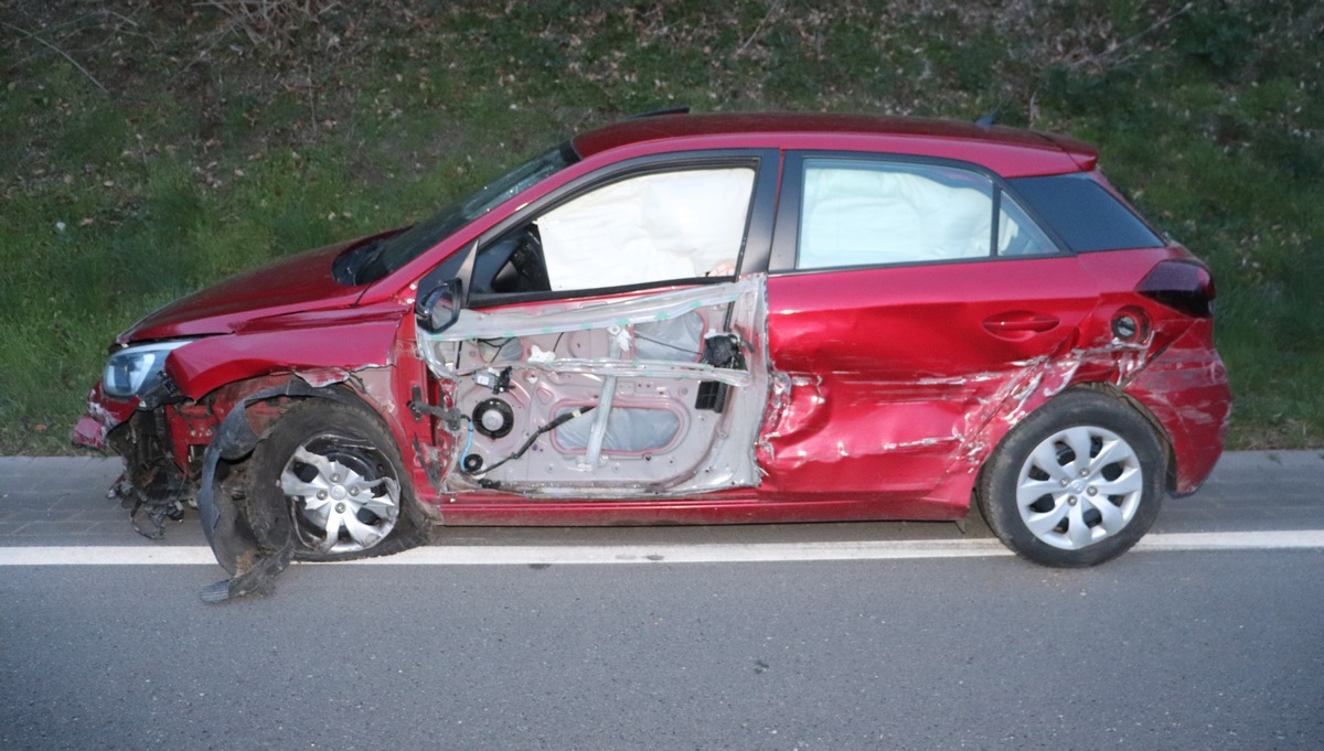 Höxter, Nordrhein-Westfalen: Schwerer Unfall auf B83 – Fahrer verletzt