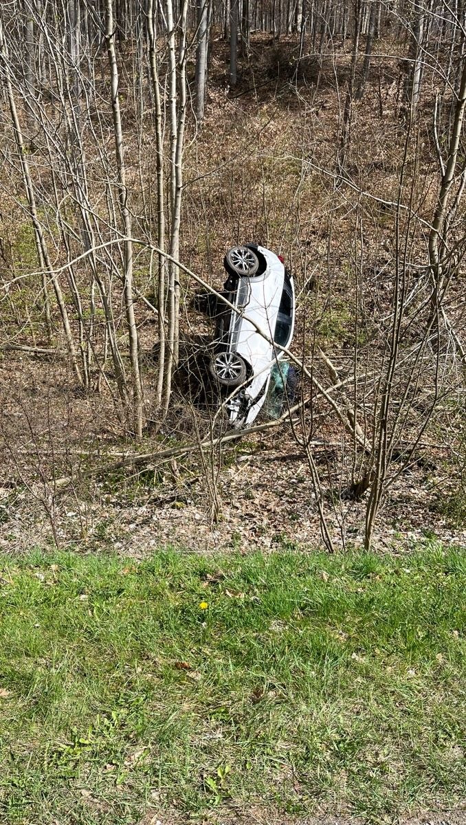 Warburg, Nordrhein-Westfalen: Überschlag auf Bundesstraße – Auto landet auf dem Dach