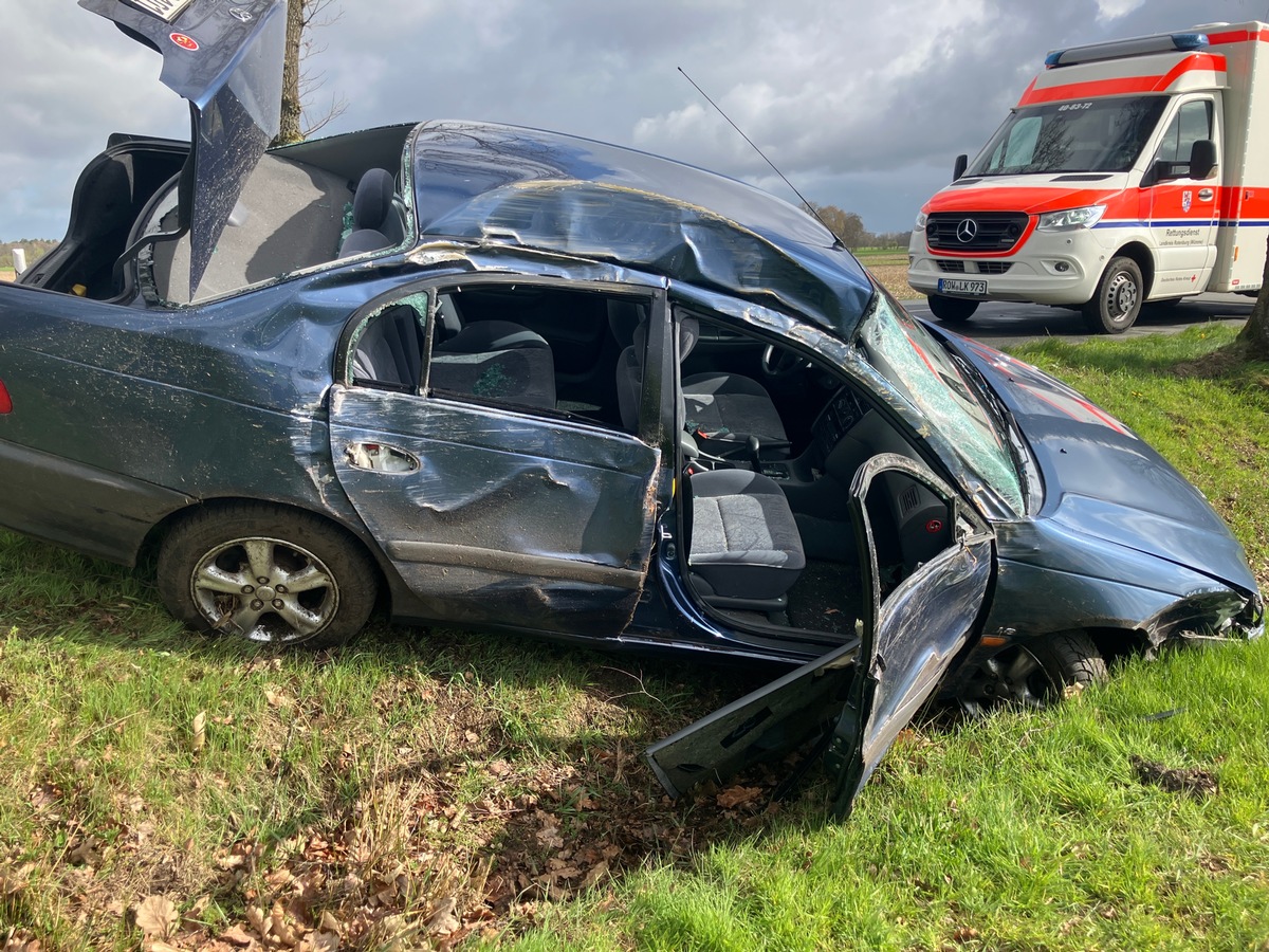 Rotenburg, Niedersachsen: Pkw kommt von Straße ab und kollidiert mit Eiche