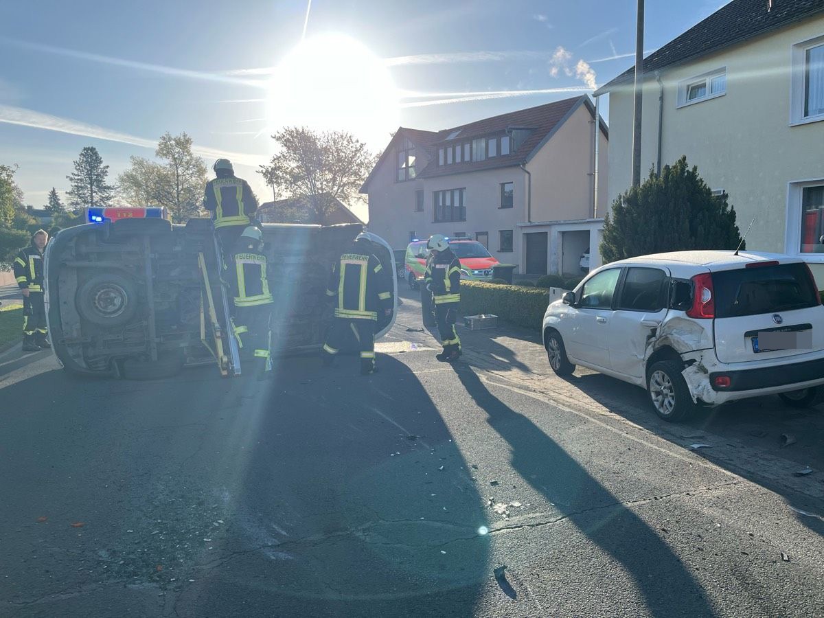 Höxter, Nordrhein-Westfalen: Sonne blendet Fahrer (73) – Unfall mit drei Verletzten
