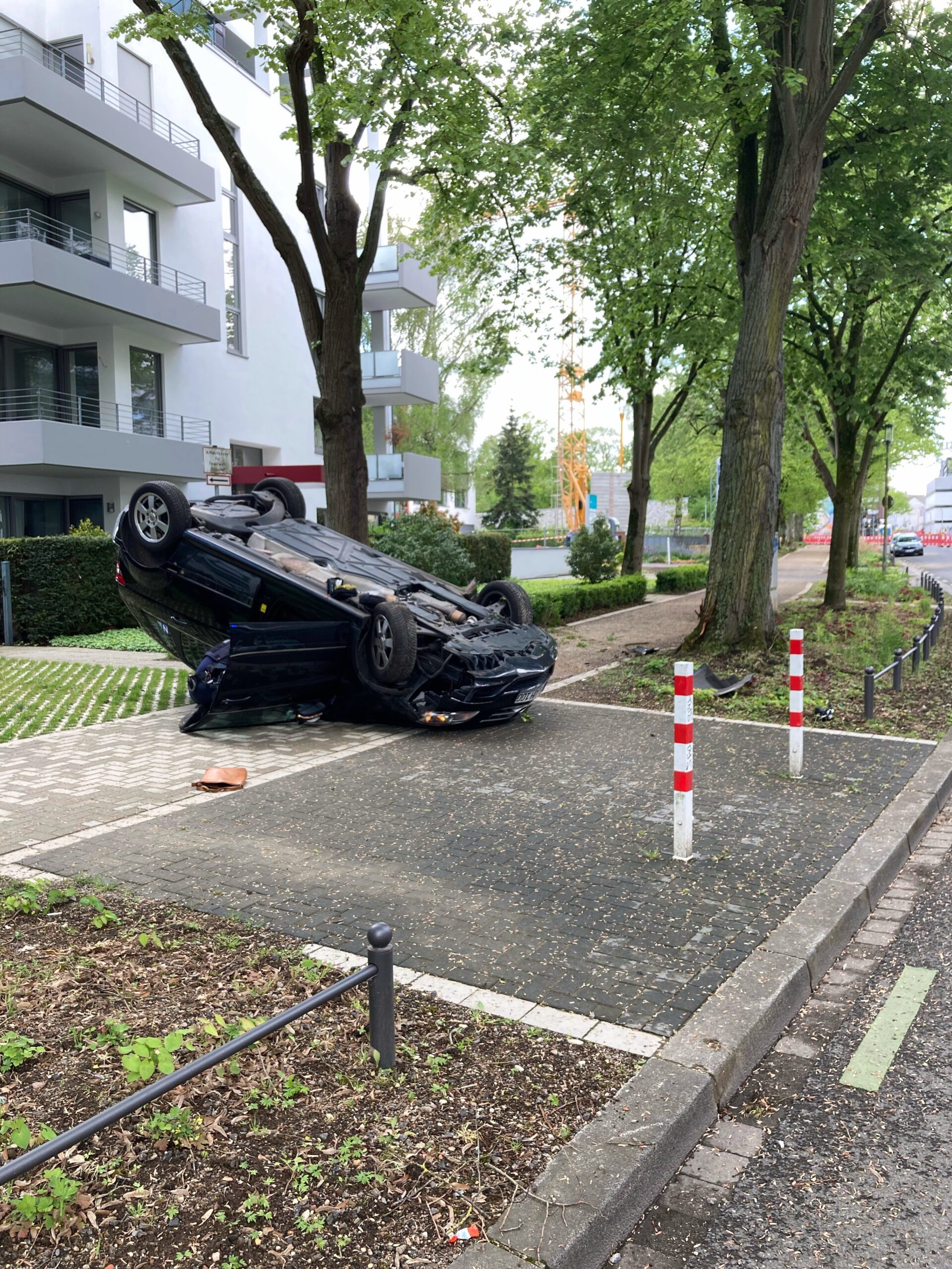 Mönchengladbach, NRW: Auto überschlägt sich im Vorgarten – Seniorin (86) schwer verletzt