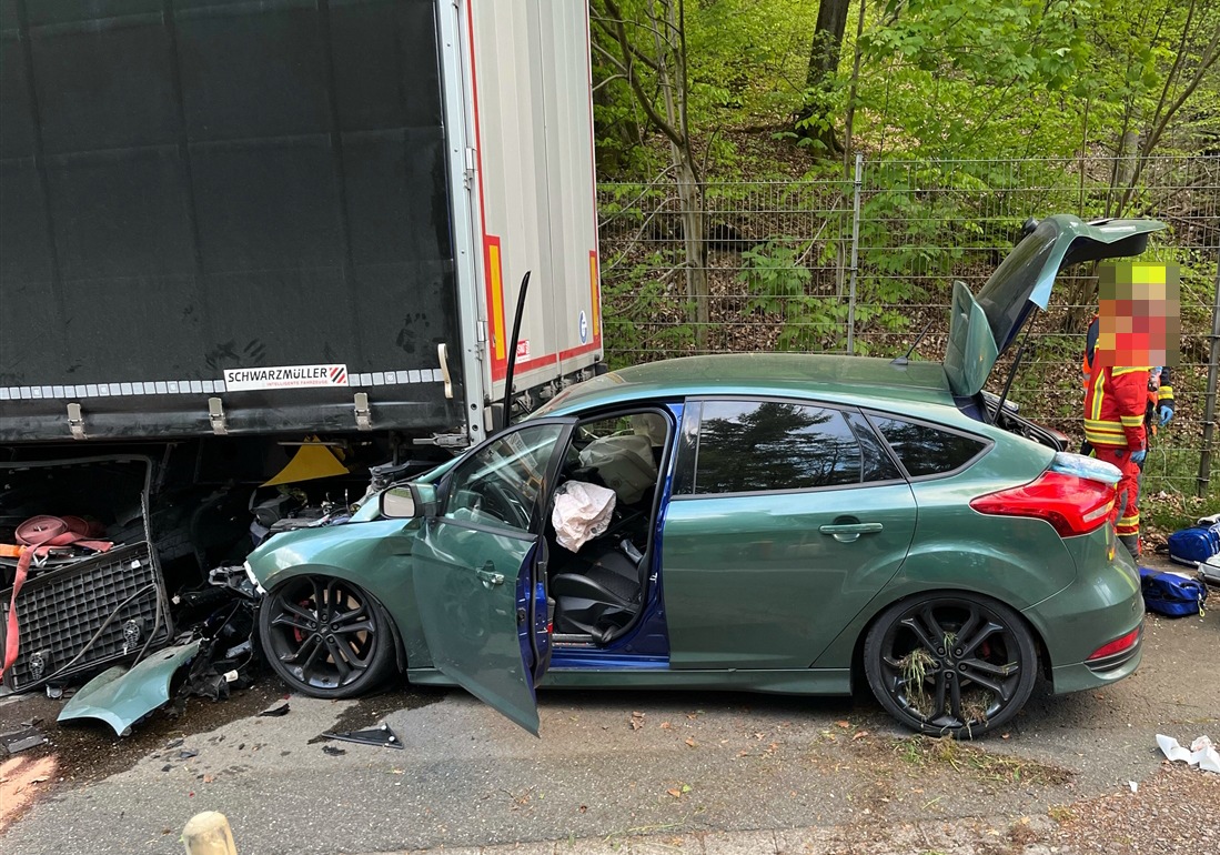 Kreuztal-Krombach, Nordrhein-Westfalen: Pkw rast unter Sattelzug – Fahrer (31) verletzt
