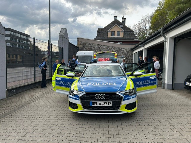 Idar-Oberstein, Rheinland-Pfalz: Diensthunde und Streifenwagen begeistern Besucher