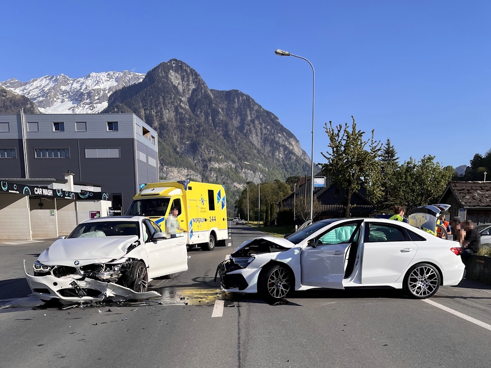 Weite SG: Zwei Autos krachen frontal zusammen – über 100’000 Franken Schaden