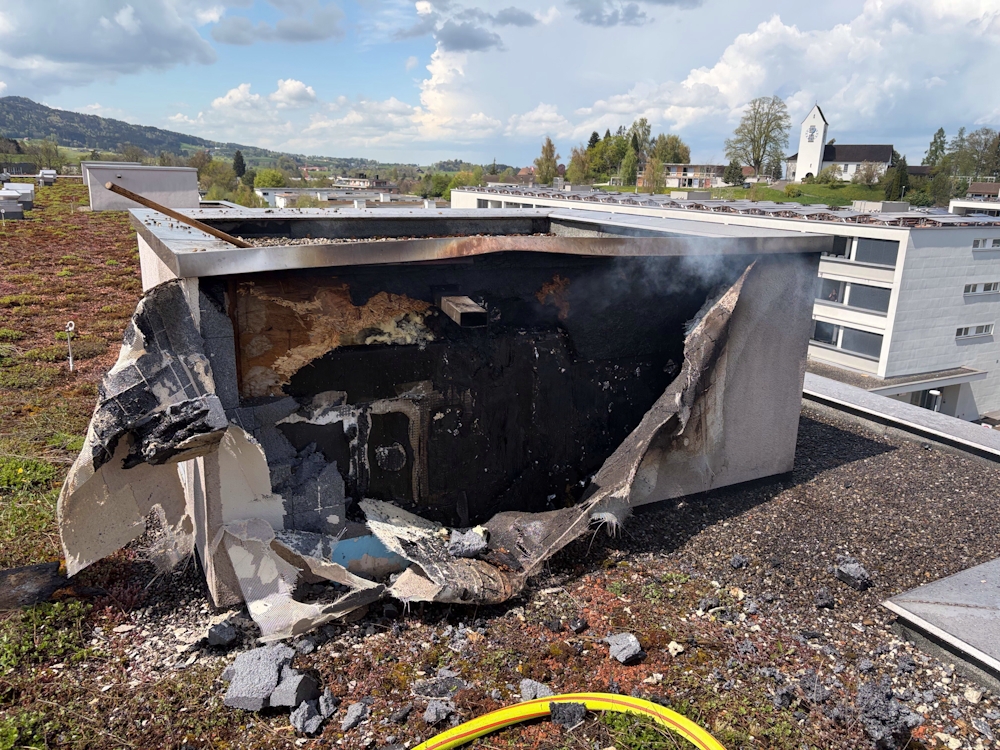 Wittenbach SG: Blitz schlägt in Mehrfamilienhaus ein – Dach gerät in Brand