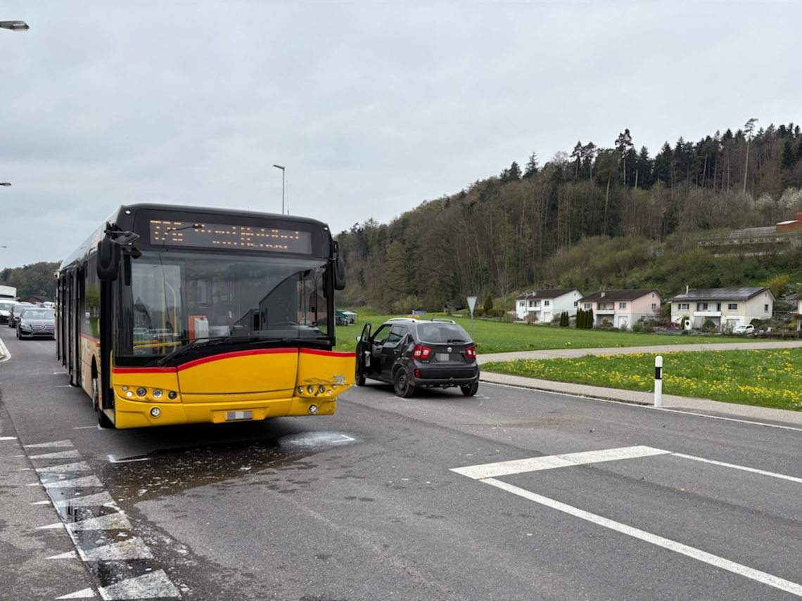 Wil SG: 83-jähriger PW-Lenker missachtet Einmündung – Kollision mit Postauto