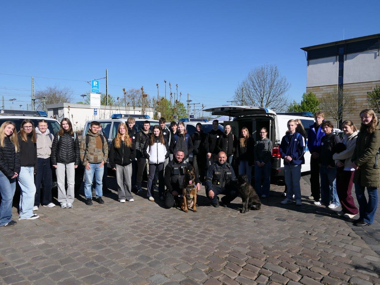 Magdeburg, Sachsen-Anhalt: Zukunftstag begeistert Nachwuchs bei Bundespolizei