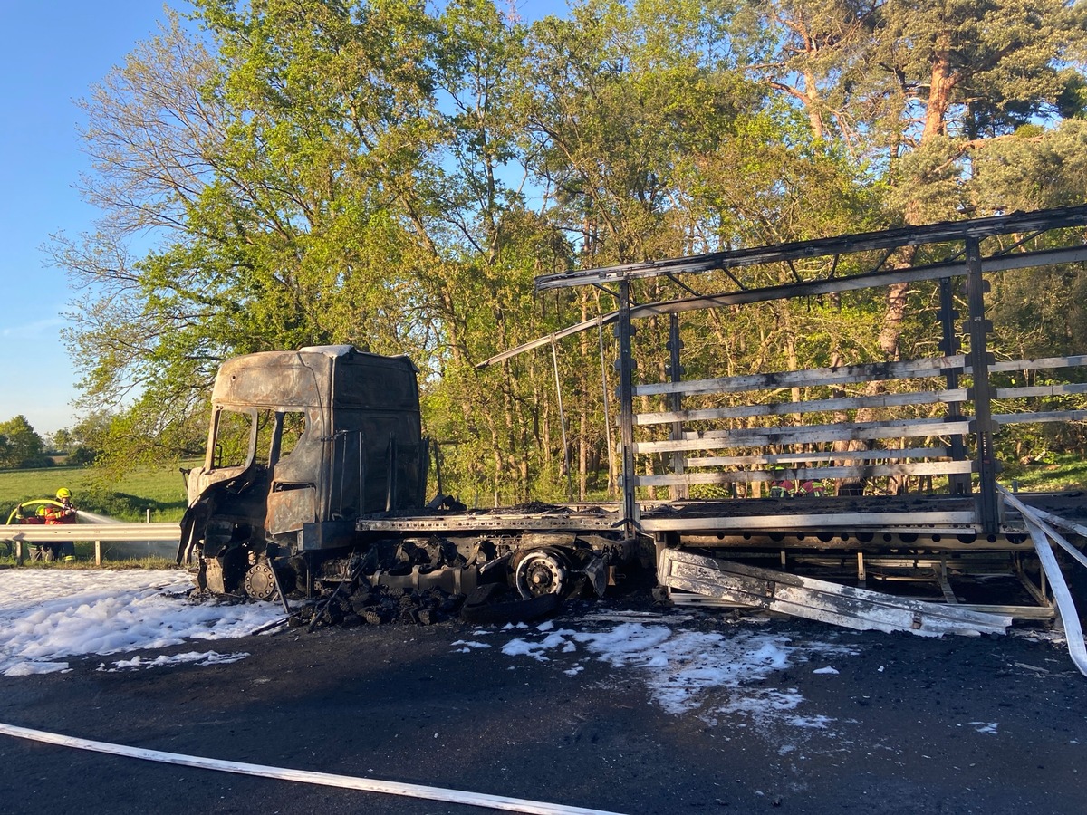 Schifferstadt, Rheinland-Pfalz: LKW brennt auf A61 komplett aus