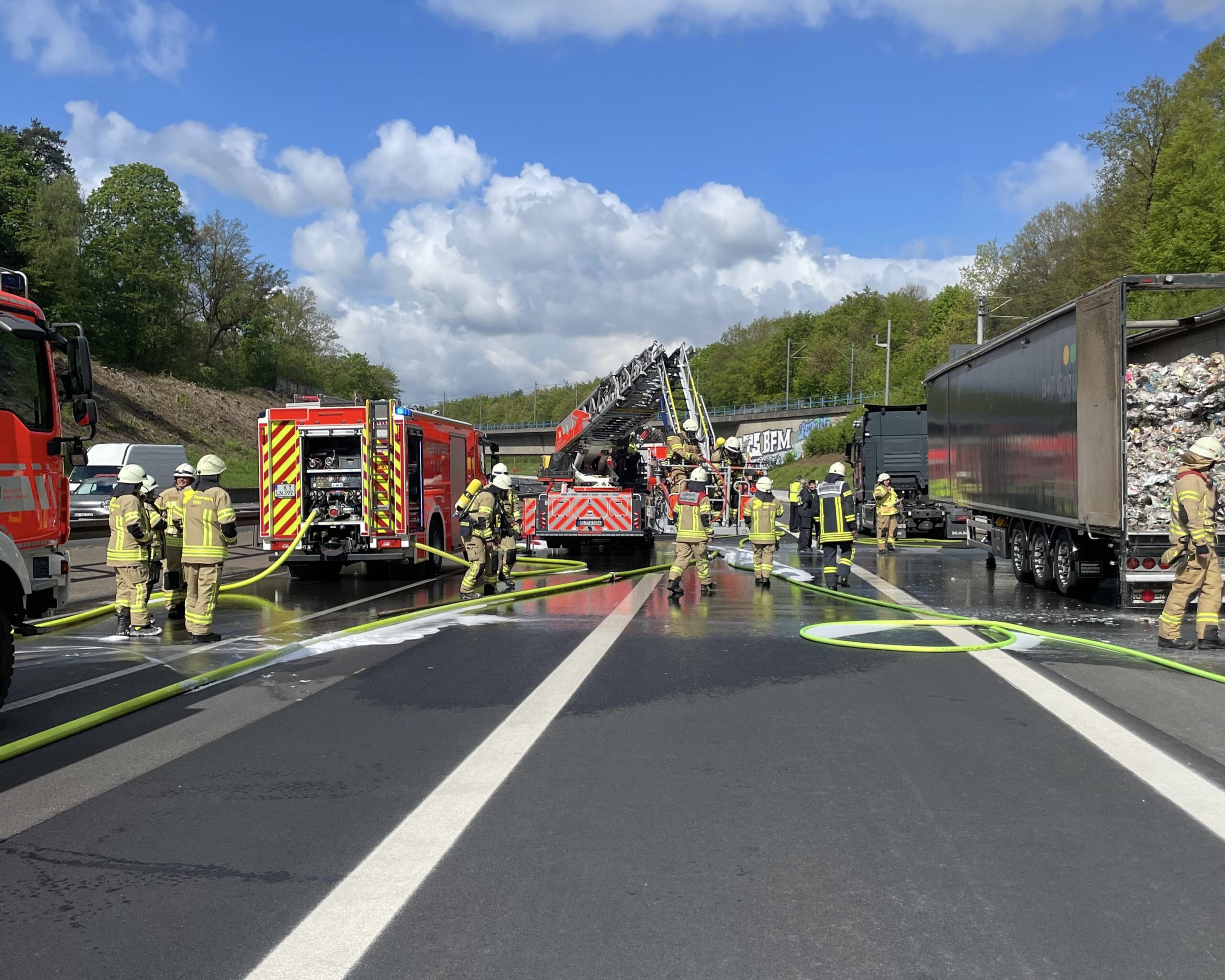 Bergisch Gladbach, NRW: LKW-Brand auf A4 – brennende Ladung sorgt für Großeinsatz