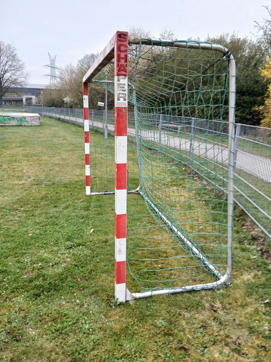 Henstedt-Ulzburg, Schleswig-Holstein: Handballtor von Schulgelände gestohlen