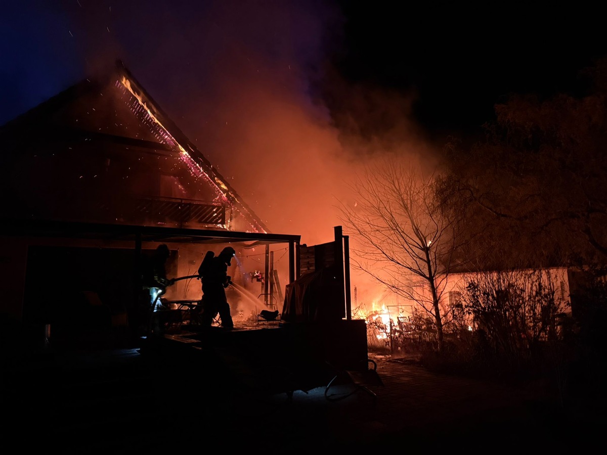 Alveslohe, Schleswig-Holstein: Brand im Wohngebiet – 200 Kräfte im Dauereinsatz