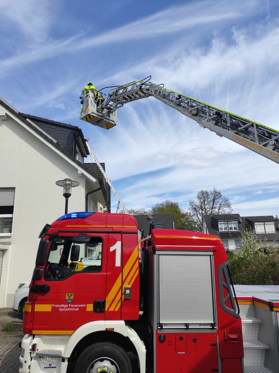 Sprockhövel, Nordrhein-Westfalen: Feuerwehr holt verletzte Person per Drehleiter vom Dach