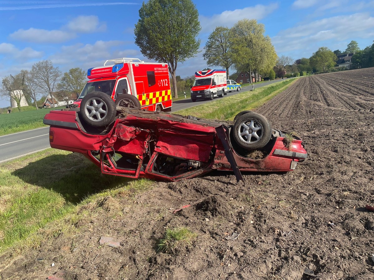 Petershagen, NRW: Unfall an Kreuzung – Pkw überschlägt sich und landet in Feld