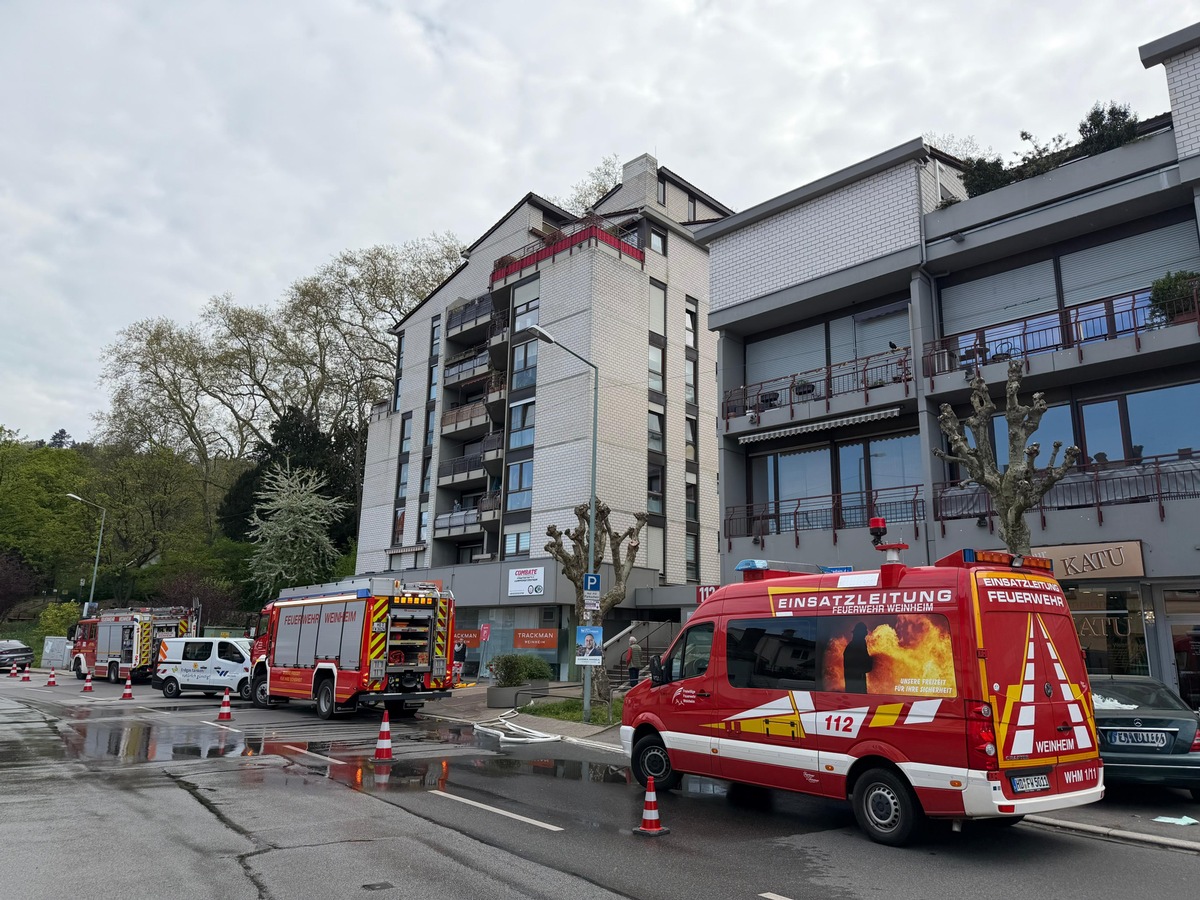 Weinheim, Baden-Württemberg: Feuerwehr pumpt Gebäude nach Wasserschaden leer