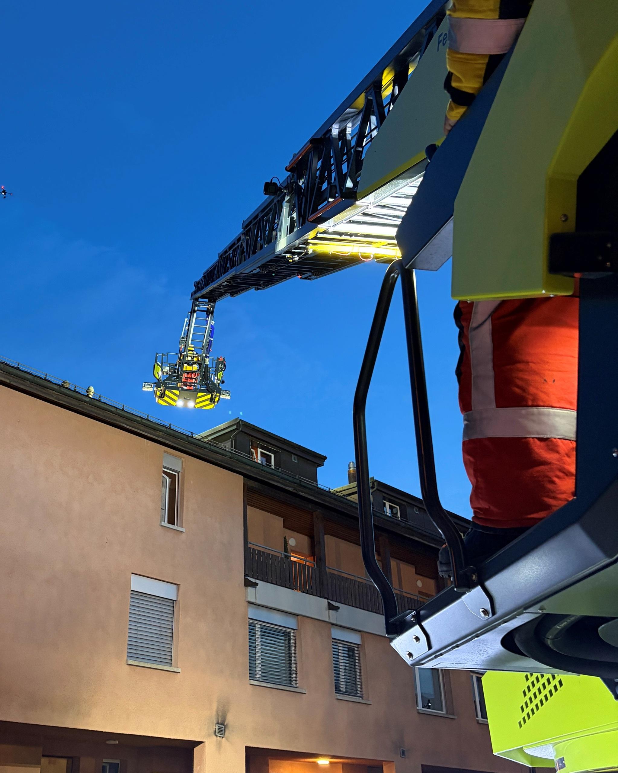 Fahrweid ZH: Balkonbrand greift auf Dach über – drei Mehrfamilienhäuser evakuiert