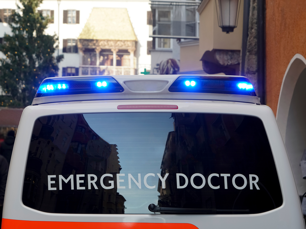 Niederndorf, Tirol: 56-Jährige stürzt Treppe hinab und wird schwer verletzt