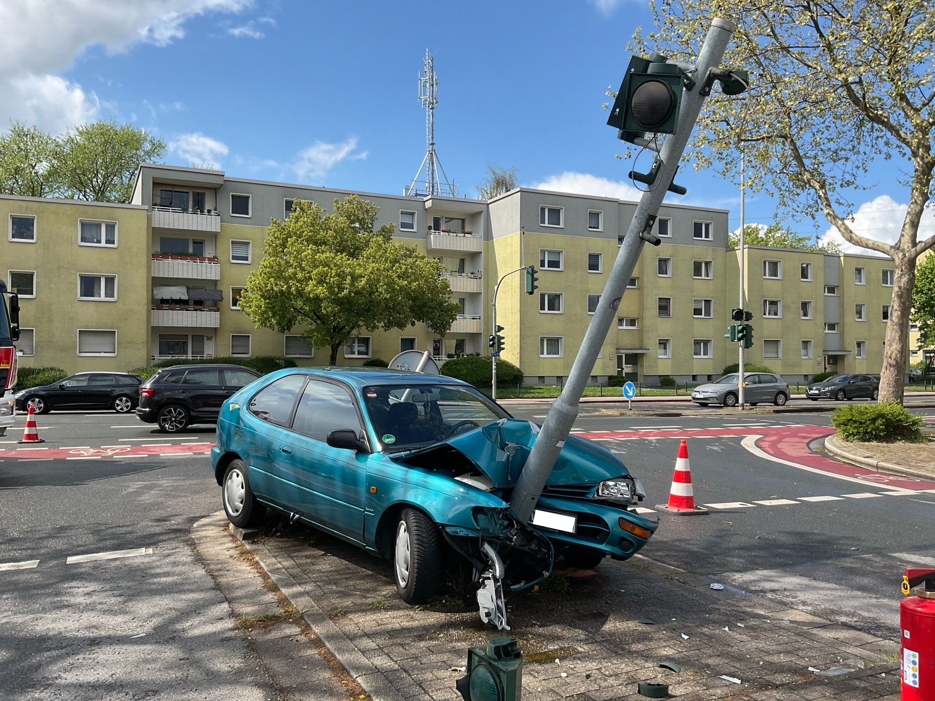 Mülheim an der Ruhr, NRW: Unfall an Kreuzung – Pkw prallt frontal gegen Laterne