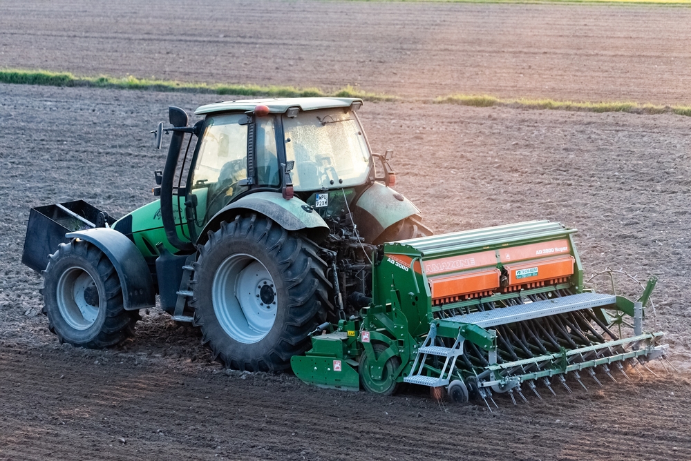 Wels, Oberösterreich: Landwirt (†) gerät unter Egge – 100 Meter mitgeschleift