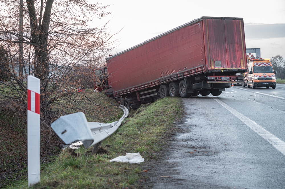 Wundschuh, Steiermark: Fahrer verliert Bewusstsein – Lkw kracht in Böschung