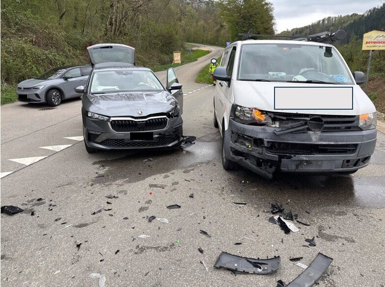 Wilchingen SH: Frontalkollision – zwei Lenker verletzt, Fahrzeuge zerstört