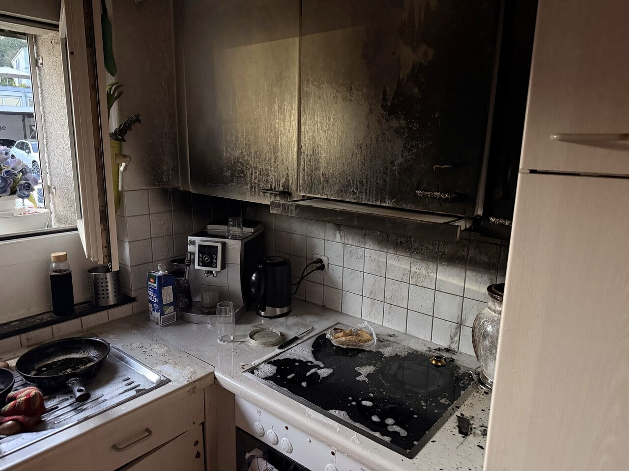 Schaffhausen SH: Bratöl löst Küchenbrand aus – Mutter und Sohn leicht verletzt