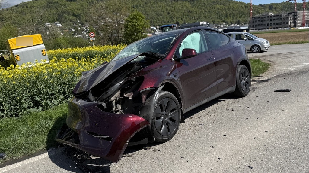 Beringen SH: Crash beim Linksabbiegen – Wucht schleudert Lieferwagen ins Feld