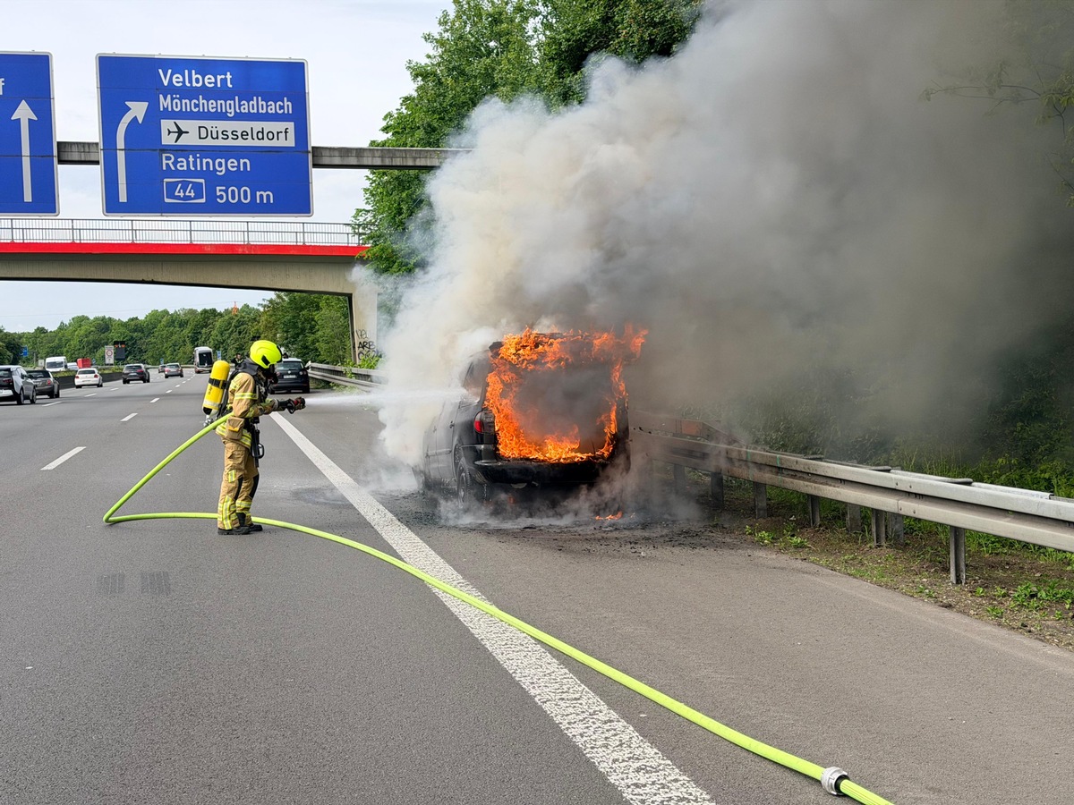 Ratingen, NRW: Auto brennt auf A52 nahe Düsseldorf-Nord komplett aus
