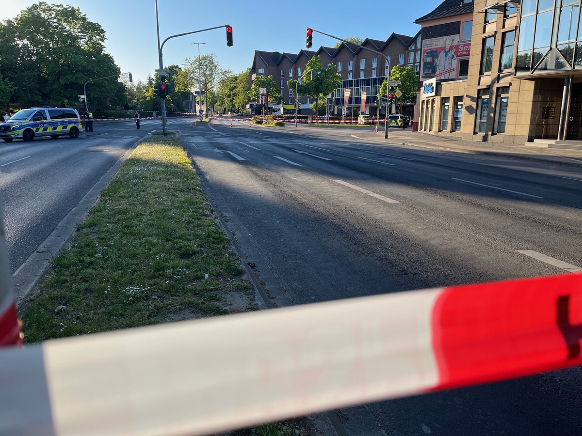 Mönchengladbach, NRW: Nackter Mann mit Waffe in der Innenstadt – Polizei greift ein