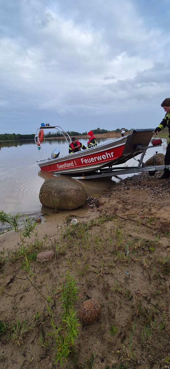 Schiffdorf, Niedersachsen: Einsatzübung auf Baggersee erfolgreich durchgeführt