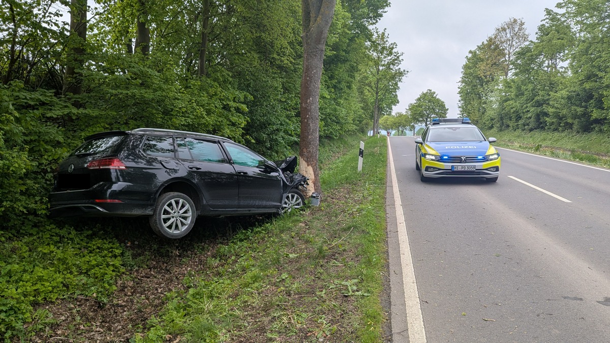 Hildesheim, Niedersachsen: Pkw kommt von Fahrbahn ab und kollidiert mit Baum