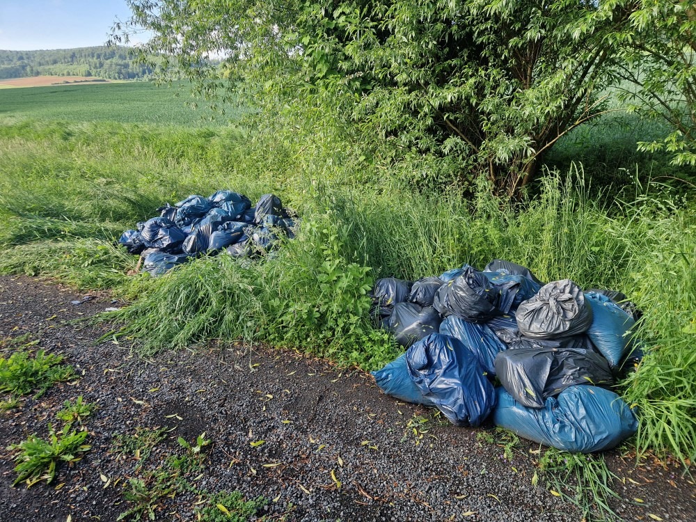 Alfeld, Niedersachsen: Polizei sucht Verursacher nach großflächiger Müllablagerung
