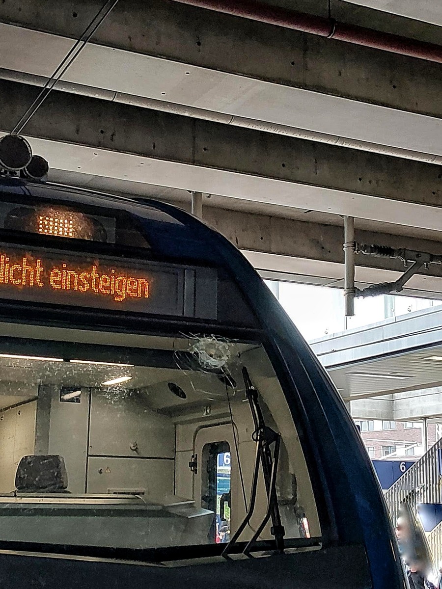 Lübeck-Kücknitz, Schleswig-Holstein: Vermummter bewirft Regionalexpress mit Stein
