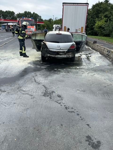 Wiesbaden, Hessen: Fahrzeugbrand auf Rastanlage Medenbach West endet glimpflich